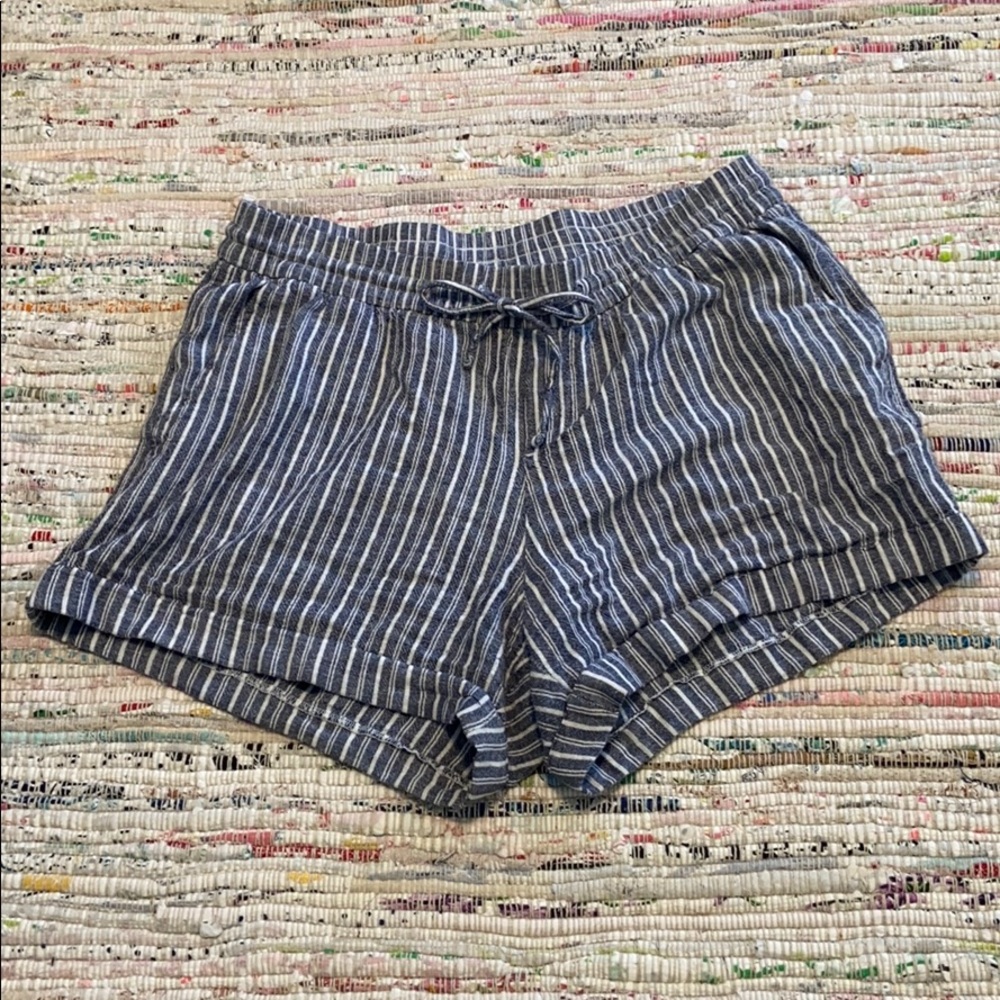 Stripped linen shorts